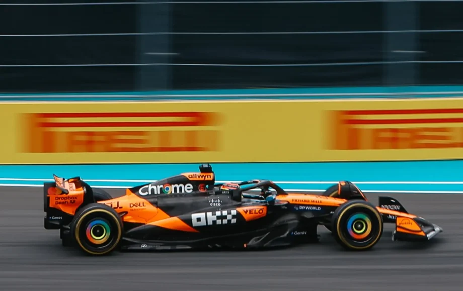 Oscar-Piastri-McLaren-2025-Miami-GP-FP1-920x580-1 GP de Miami 2025: McLaren domina, Ferrari enfrenta tensão interna e Piastri amplia liderança no Mundial de F1